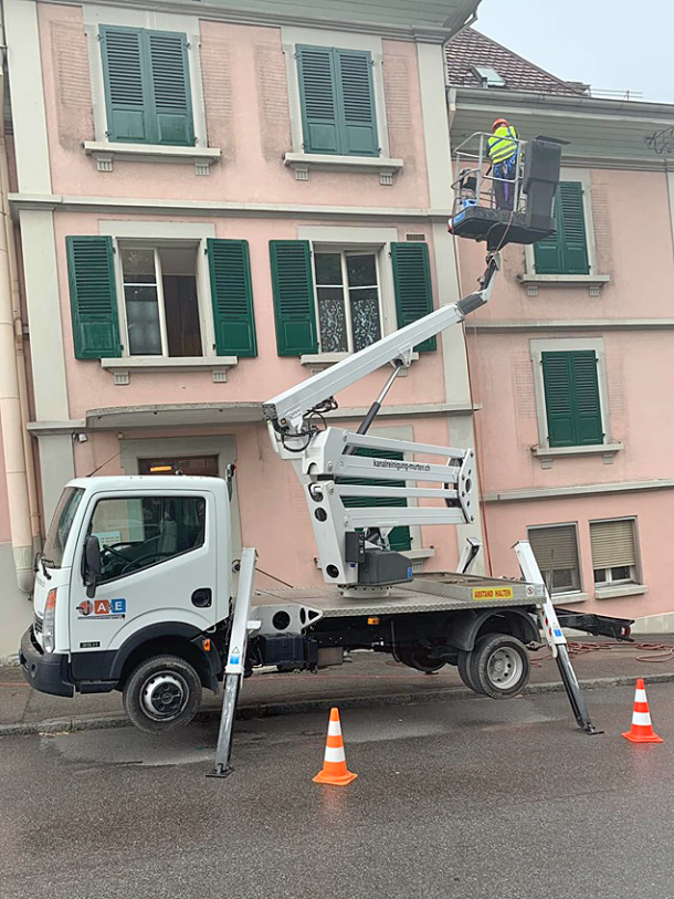 Vermietung Hubarbeitsbühne mit Arbeitskorb